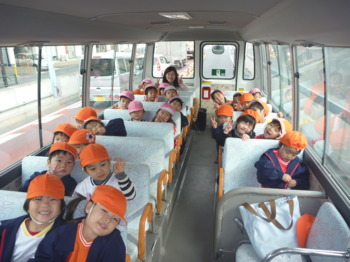 年少：バスツアー＆みんなでシートランチ｜あすなろ幼稚園